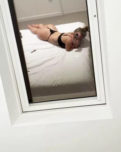 A dwarf girl like me enjoys taking selfies in the mirror by LuminousLeopardk