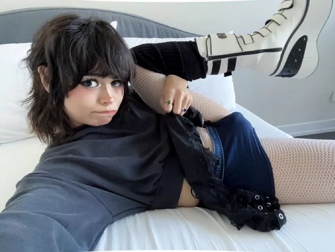 girl bulge is hot right? 😵‍💫💕 posted by KianaVi_FemBoy