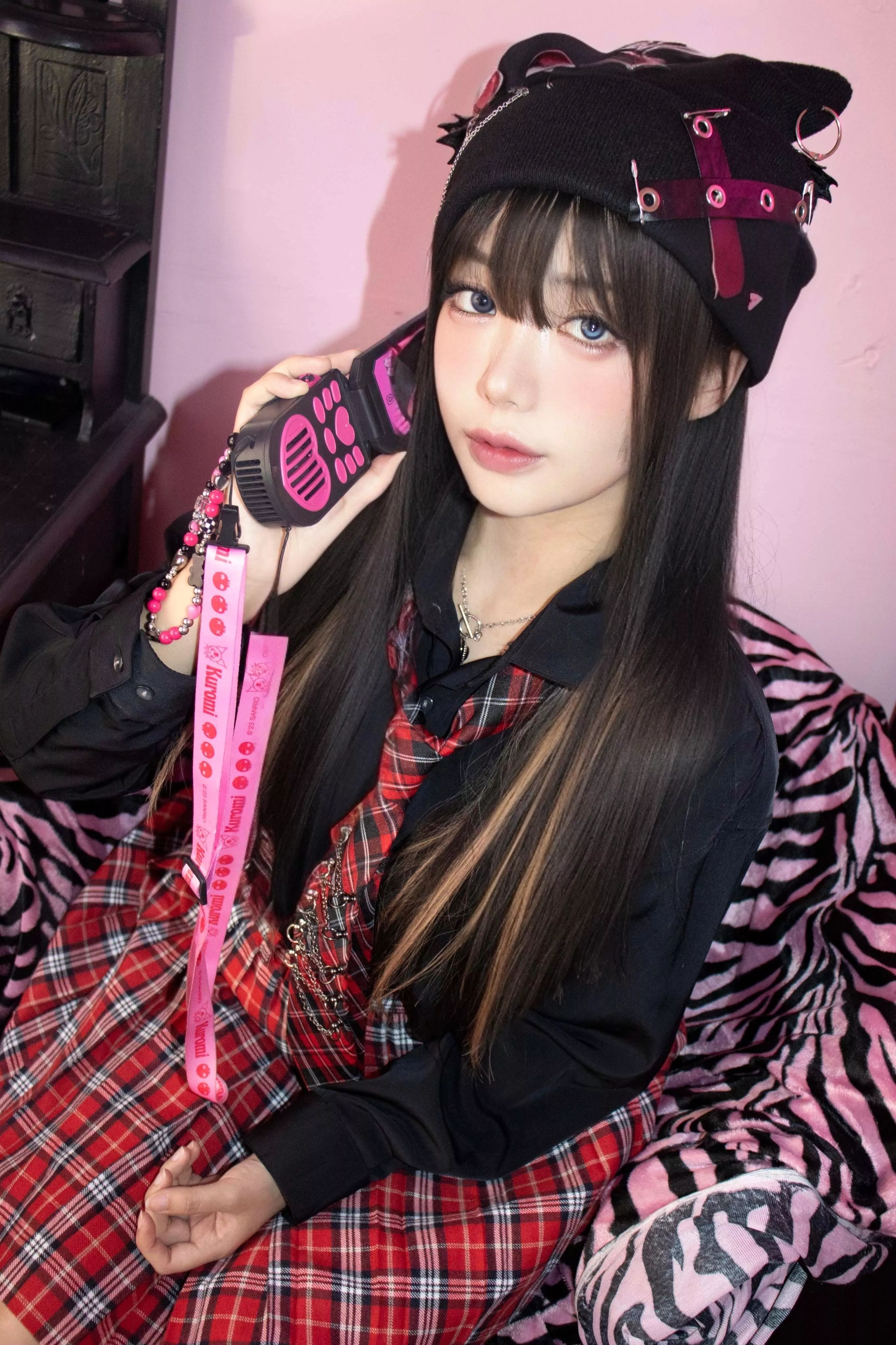 Hug me or bang me?
 posted by Minimum-Fisherman142