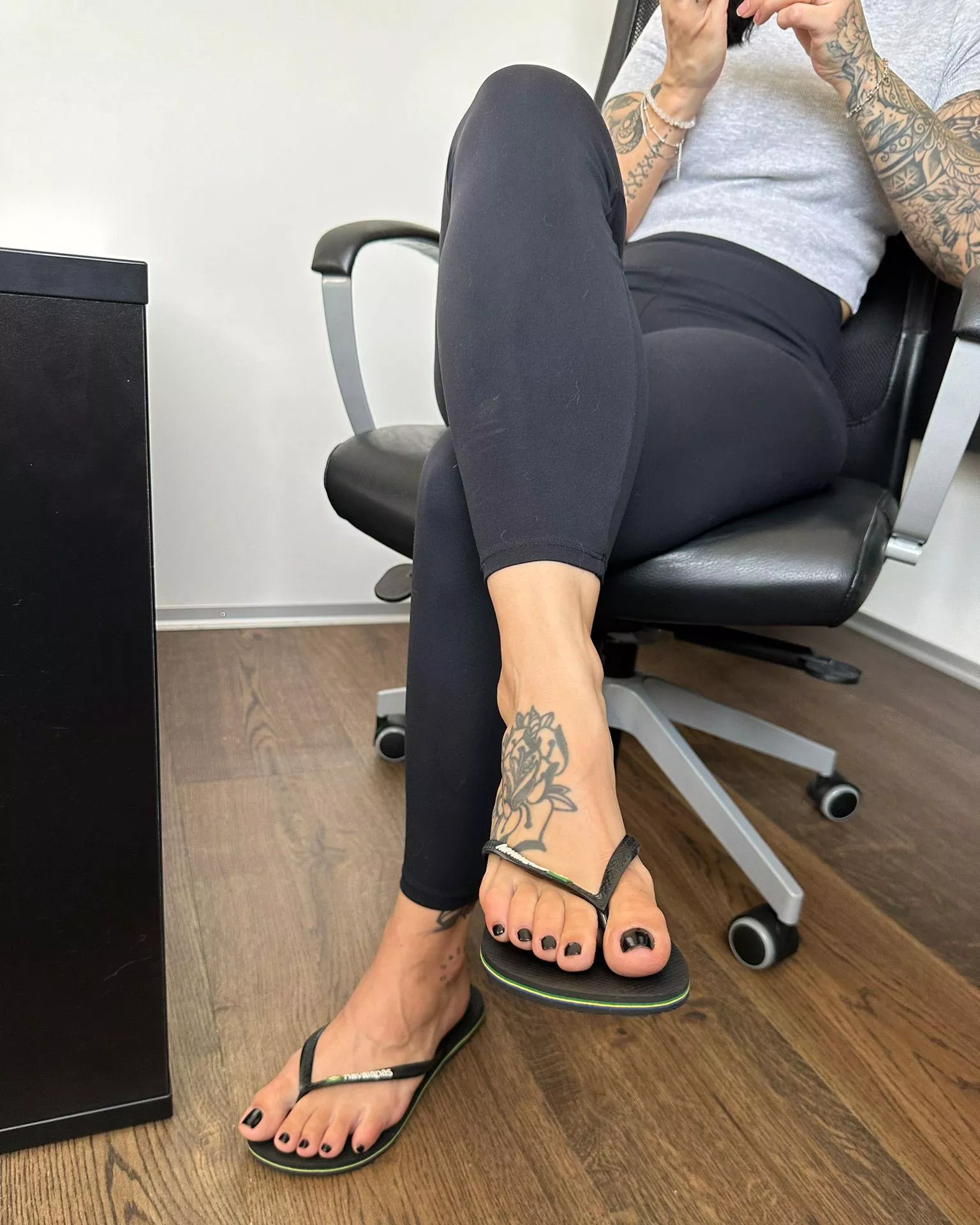 Office attire: Sexy flip flop feet on display! 😜 Can you even focus on the work? posted by Pixiesoles23_