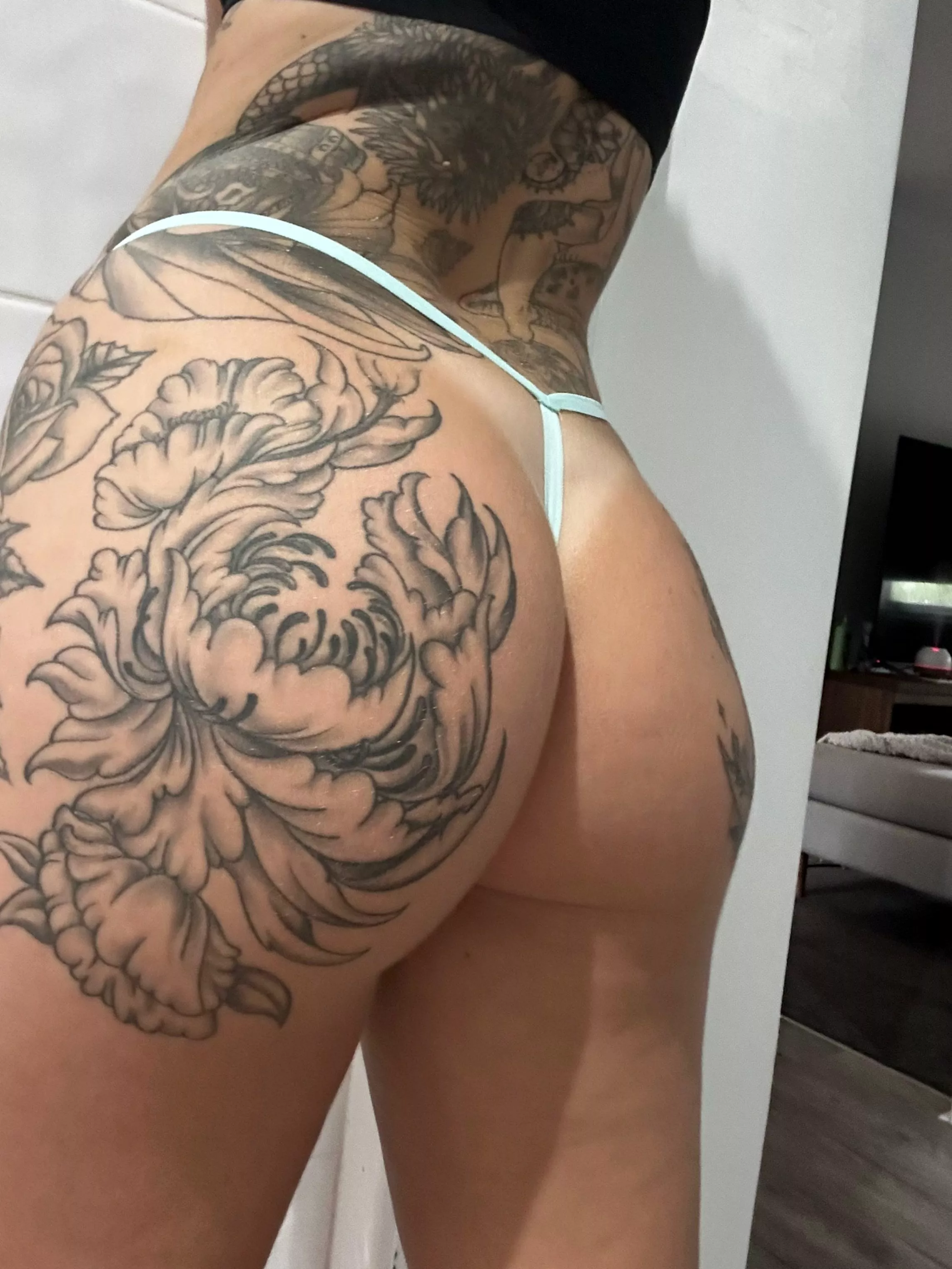 rate my huge ass and let's see if you can handle it posted by glassesbabyy