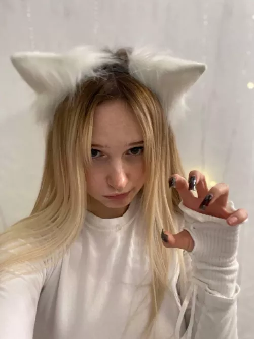 you'd like to spend the night with that cute cat, wouldn't you by RadiantDreamGaze