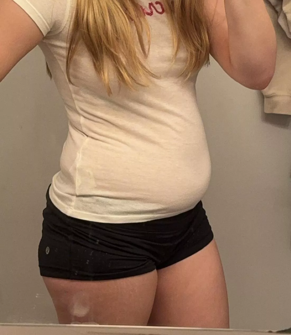 A girl who likes to eat and has the belly to show for it😋 posted by msgrowingbelly