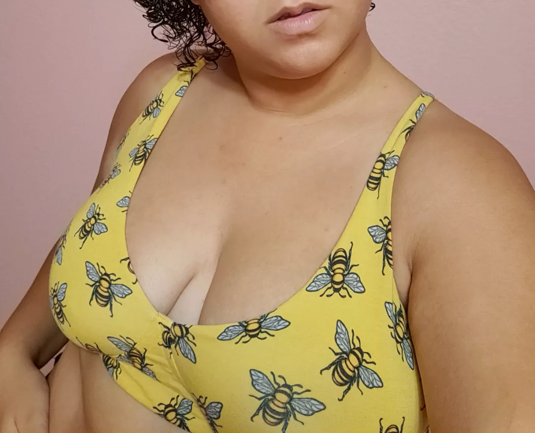 Birds and the bees...well. bees. [F] posted by Ellieerotica2