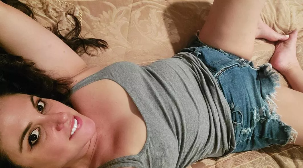 Just lounging around on a boring Tuesday. Think you could entertain me? posted by cc51817