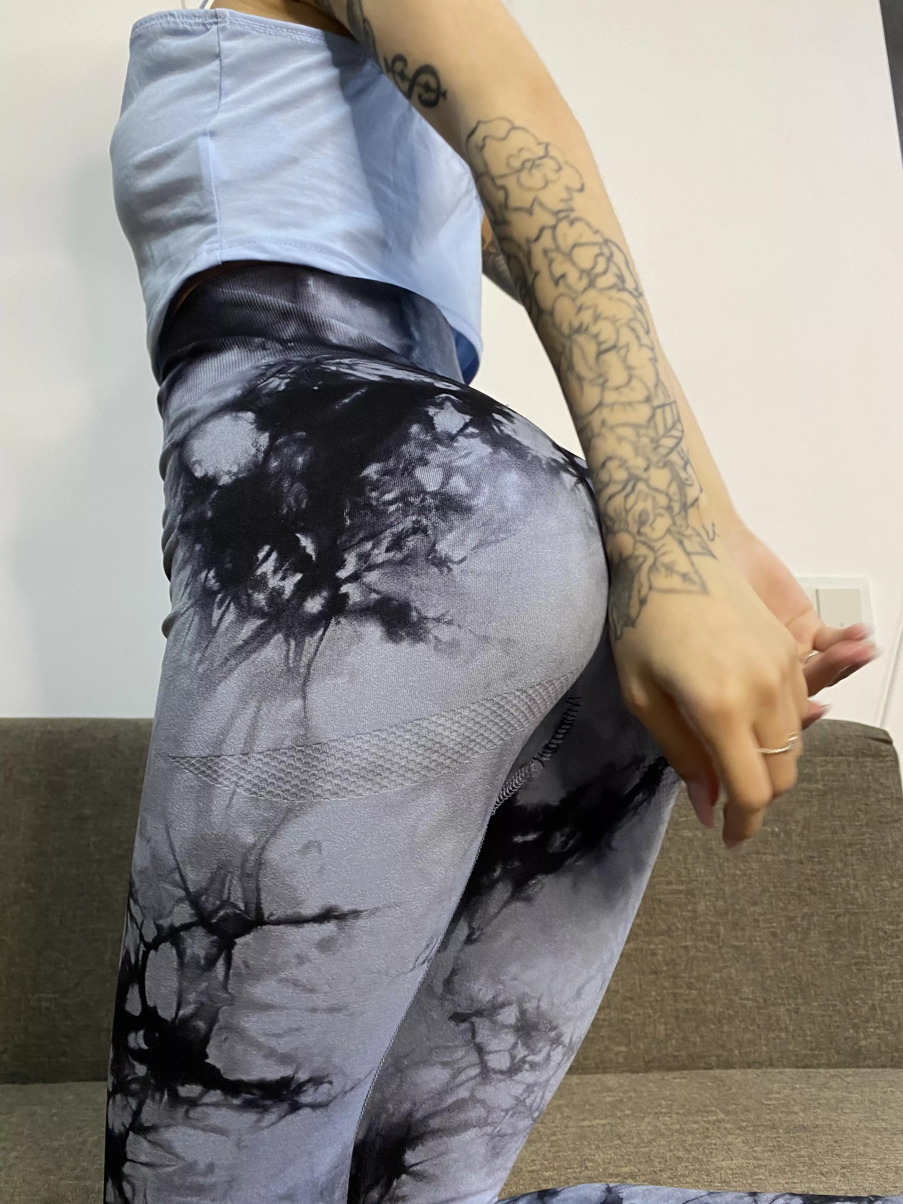 Leggings make even a small butt incredibly sexy posted by Kittyybrownn