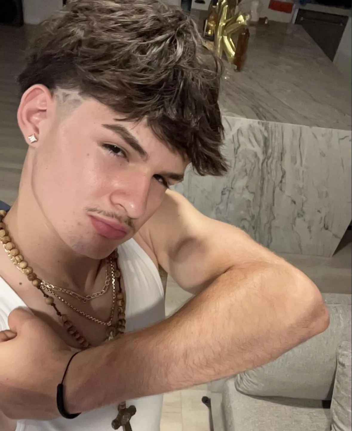 me and my small arms :3 posted by louzen99