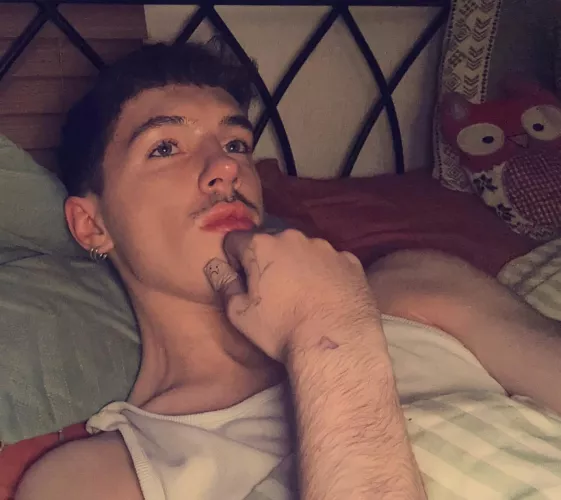 This English summer heat is so intense 😮‍💨 (zoom in on the thumb ❤️‍🩹) by Jamesthetwink97