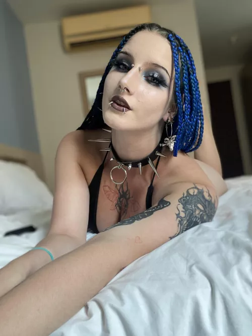 Chained and docile, waiting for my master by hellinnlove