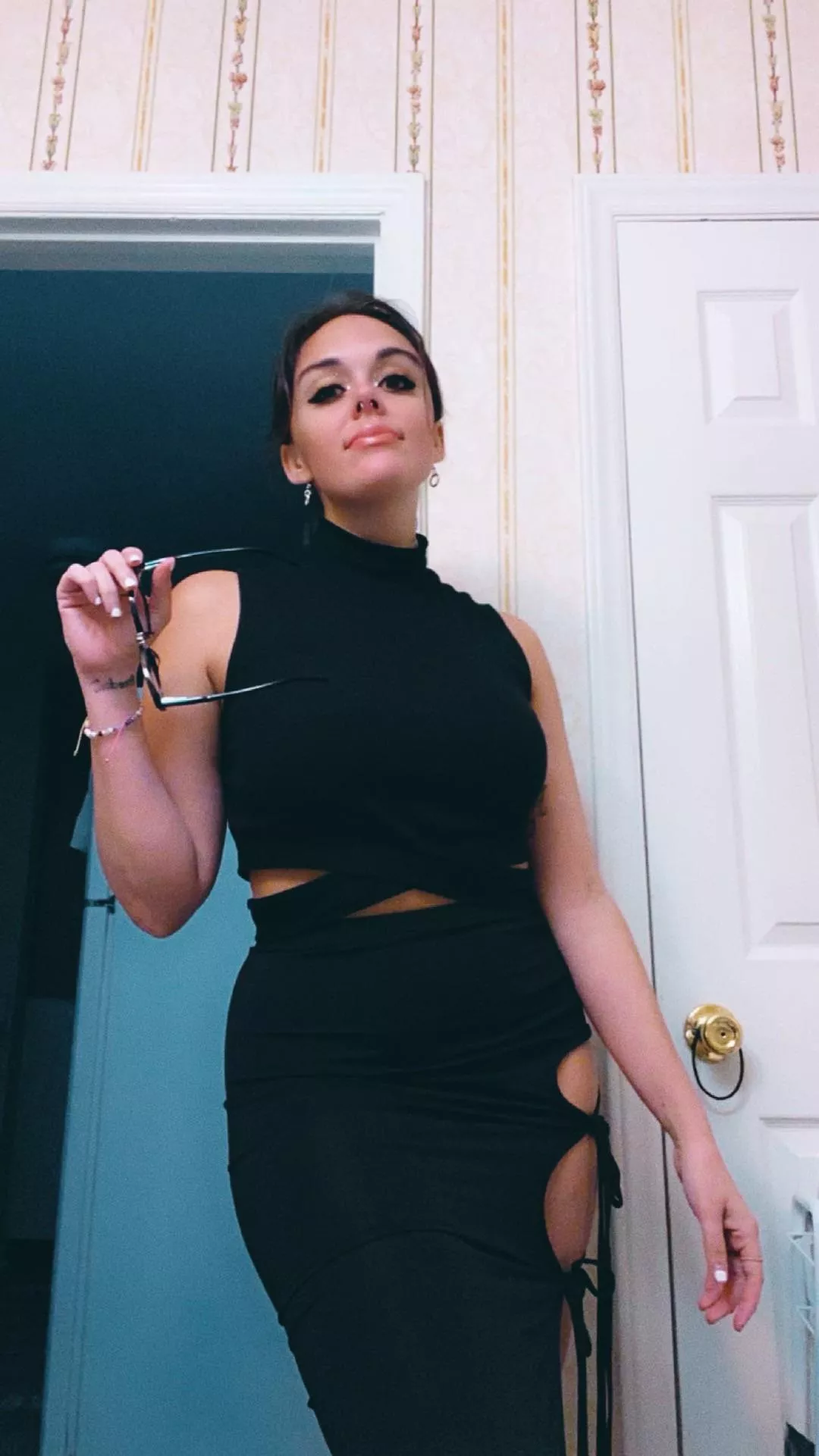 come to the gallery w me  posted by bangbangreign21