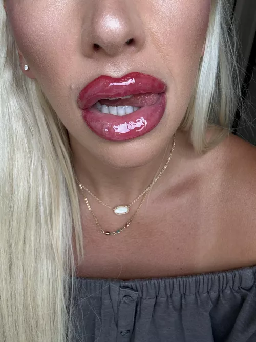 Do you like my perfect lips? by goddesschanelrosexo