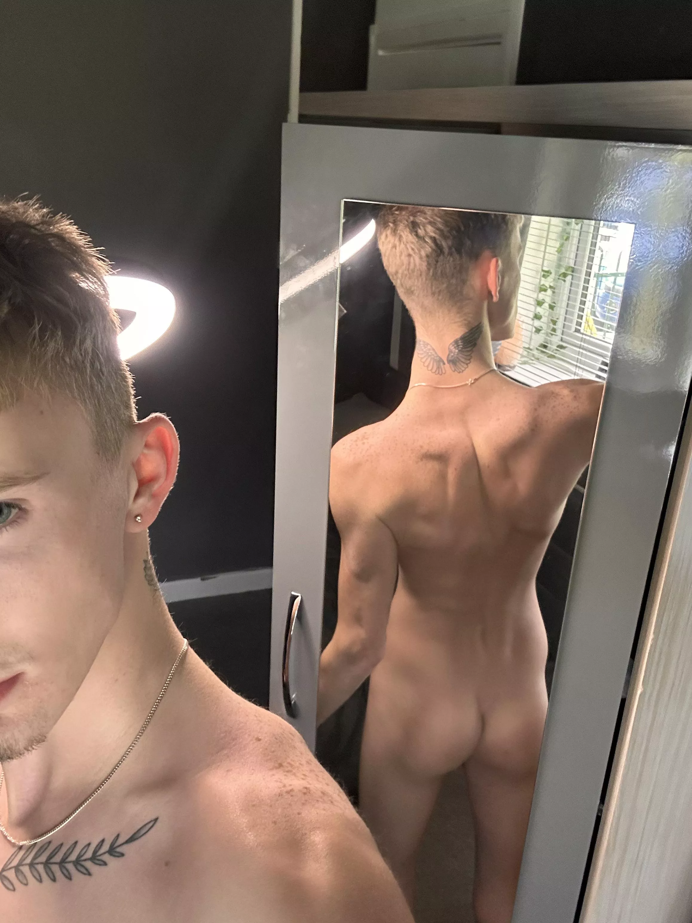 Kneel and worship my muscles posted by Unlucky-Ambition662