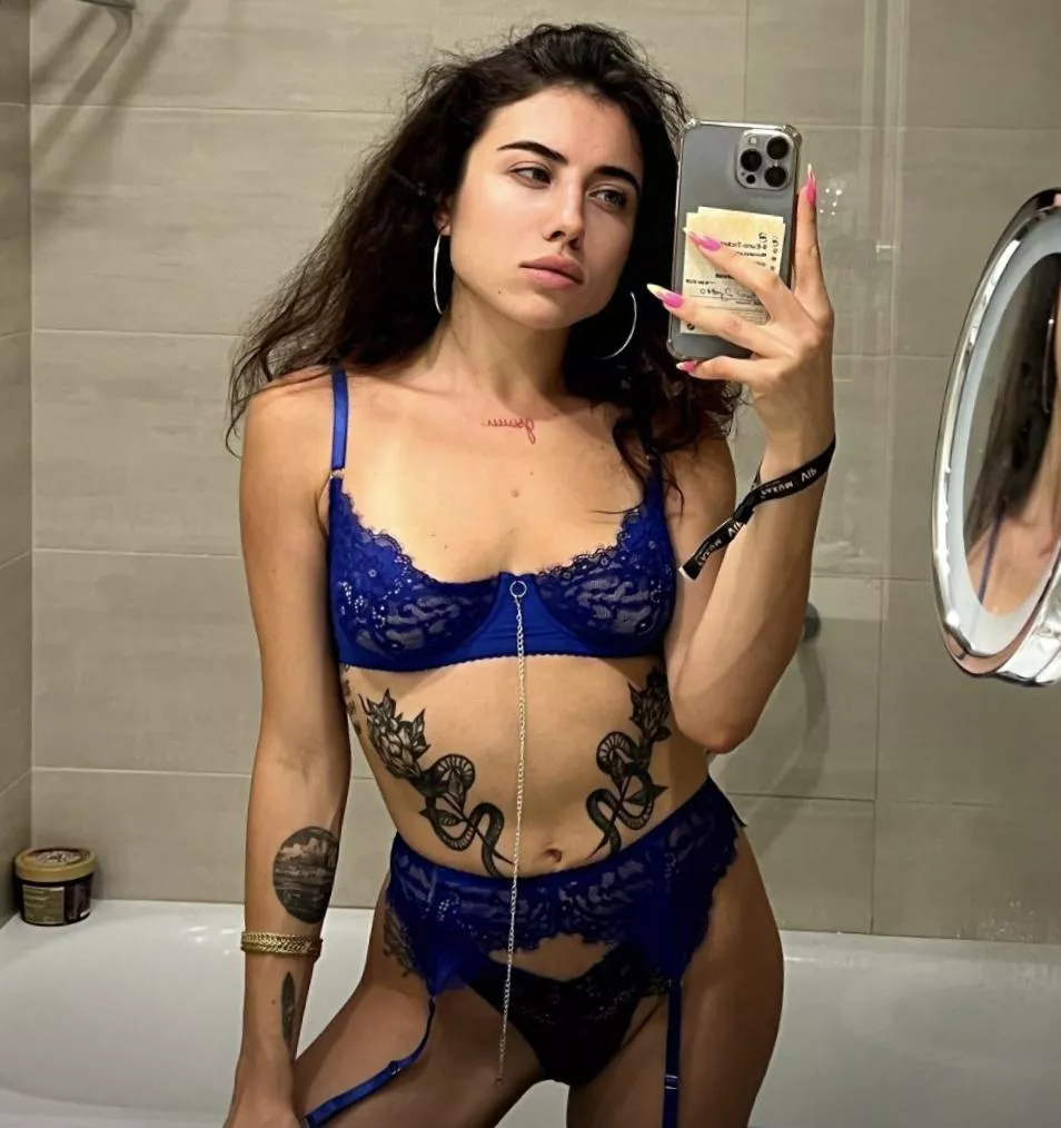 My favorite mirror for selfies posted by attractivebaby