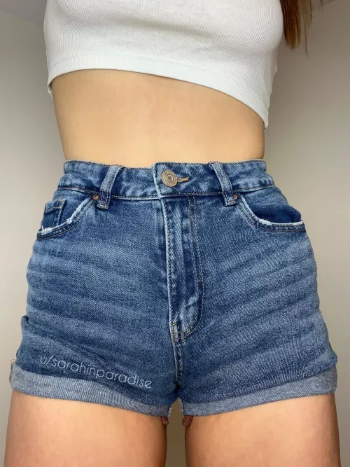 My labia slips outta my shorts sometimes!  by sarahinparadise