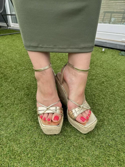 Golden heels? ❤️ by Myla_feet