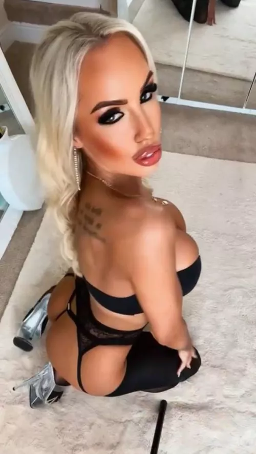 I've turned into a naughty bimbo fuckdoll by Giadmkj