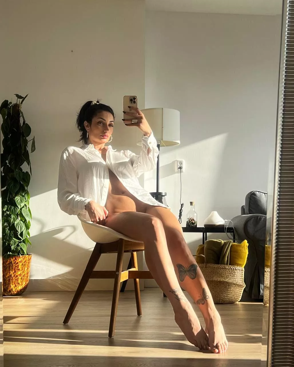 Long legs of a hot milf posted by Lady_Cutiee