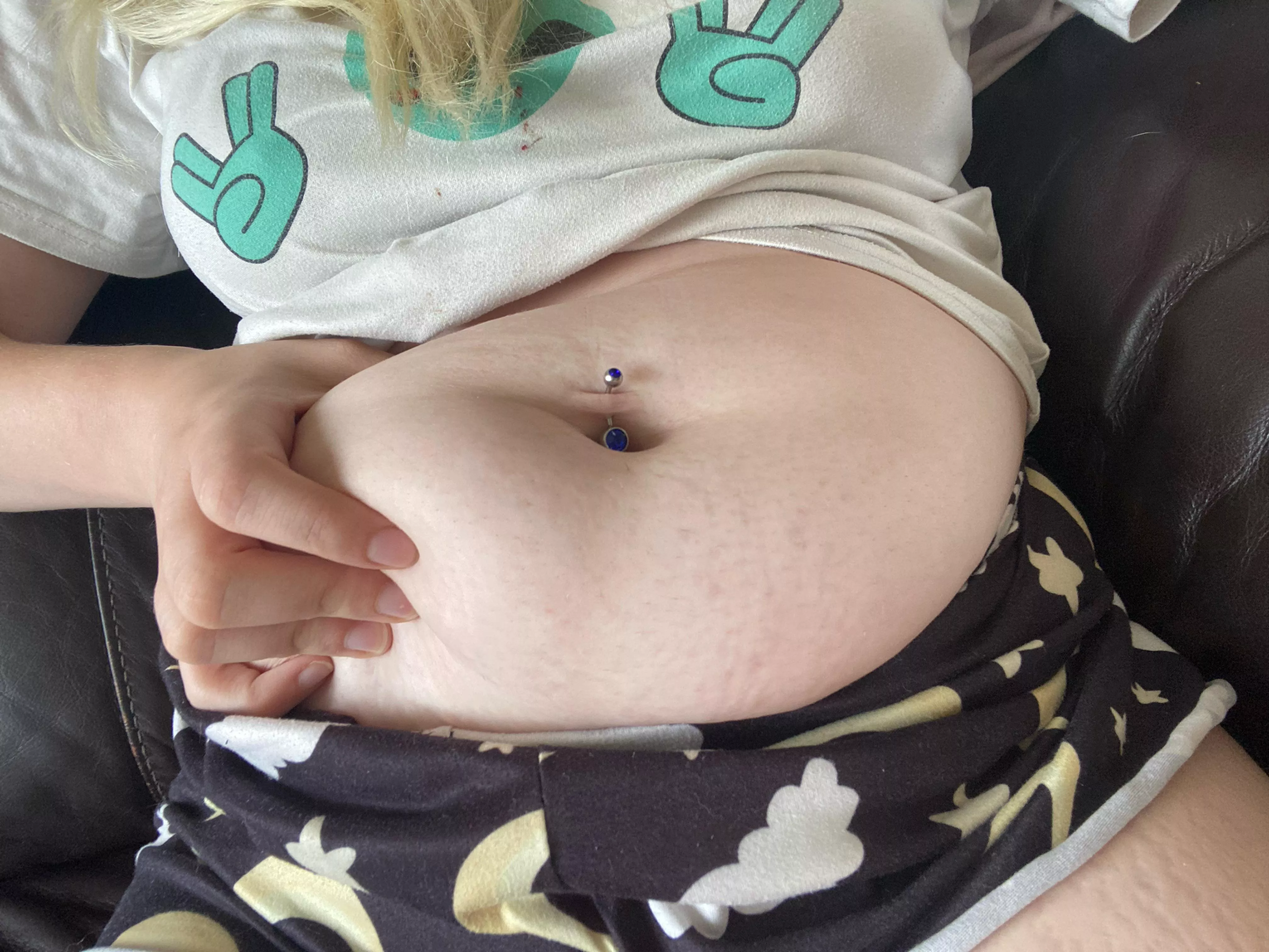 Who wants to do a online feed with my fat belly x posted by big_belly_emma