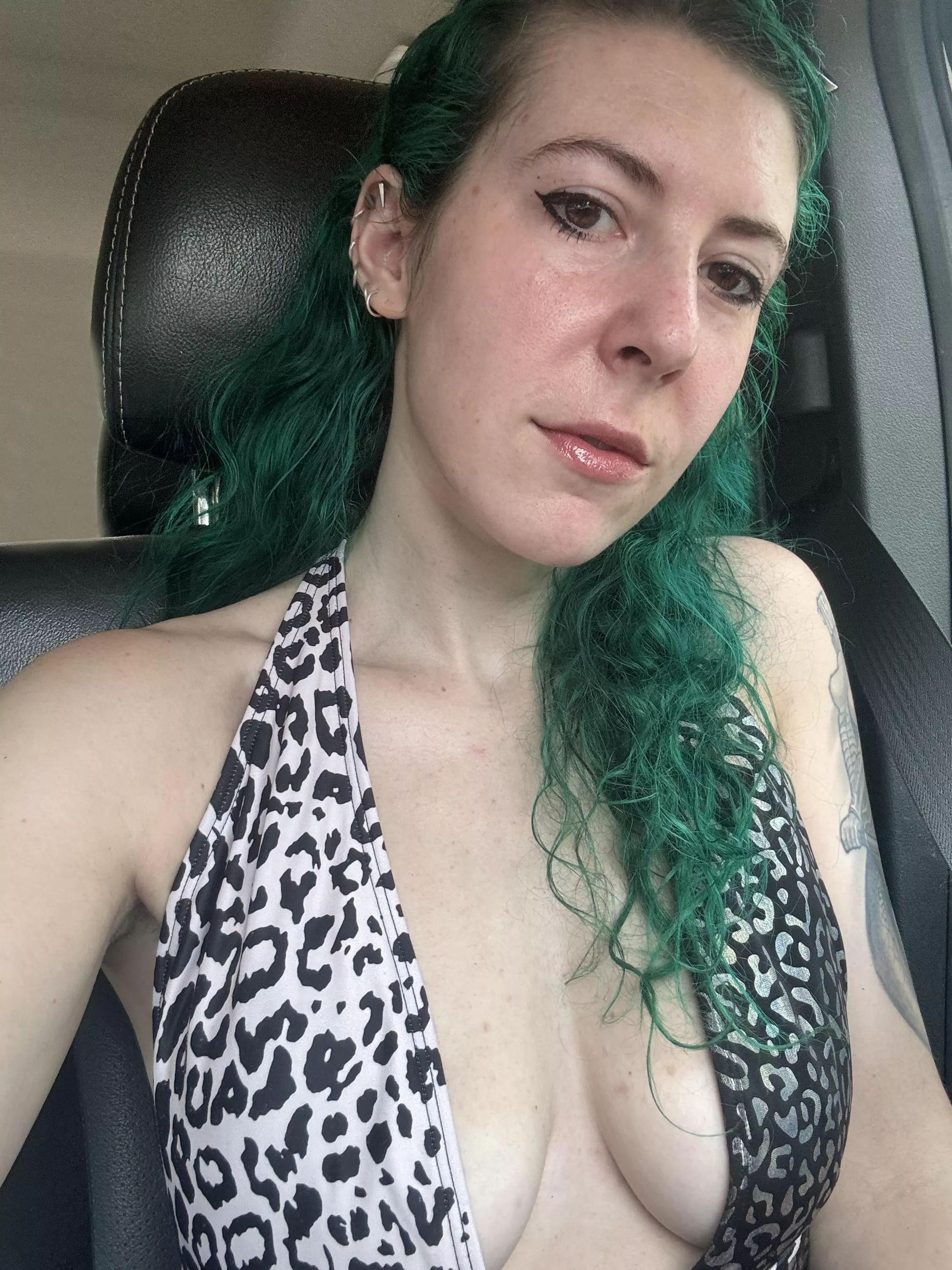 Car cleavage posted by sirenskiss3
