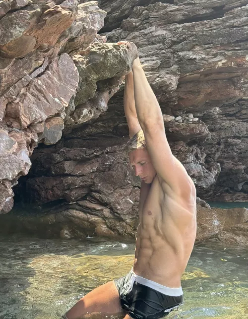 Maybe you don’t like smooth armpits but the view here is great 👍  by W_a_l_t_er