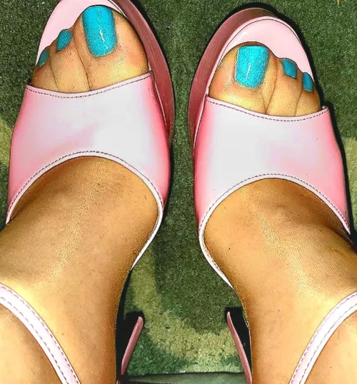 My toes by nylnandhslvr69