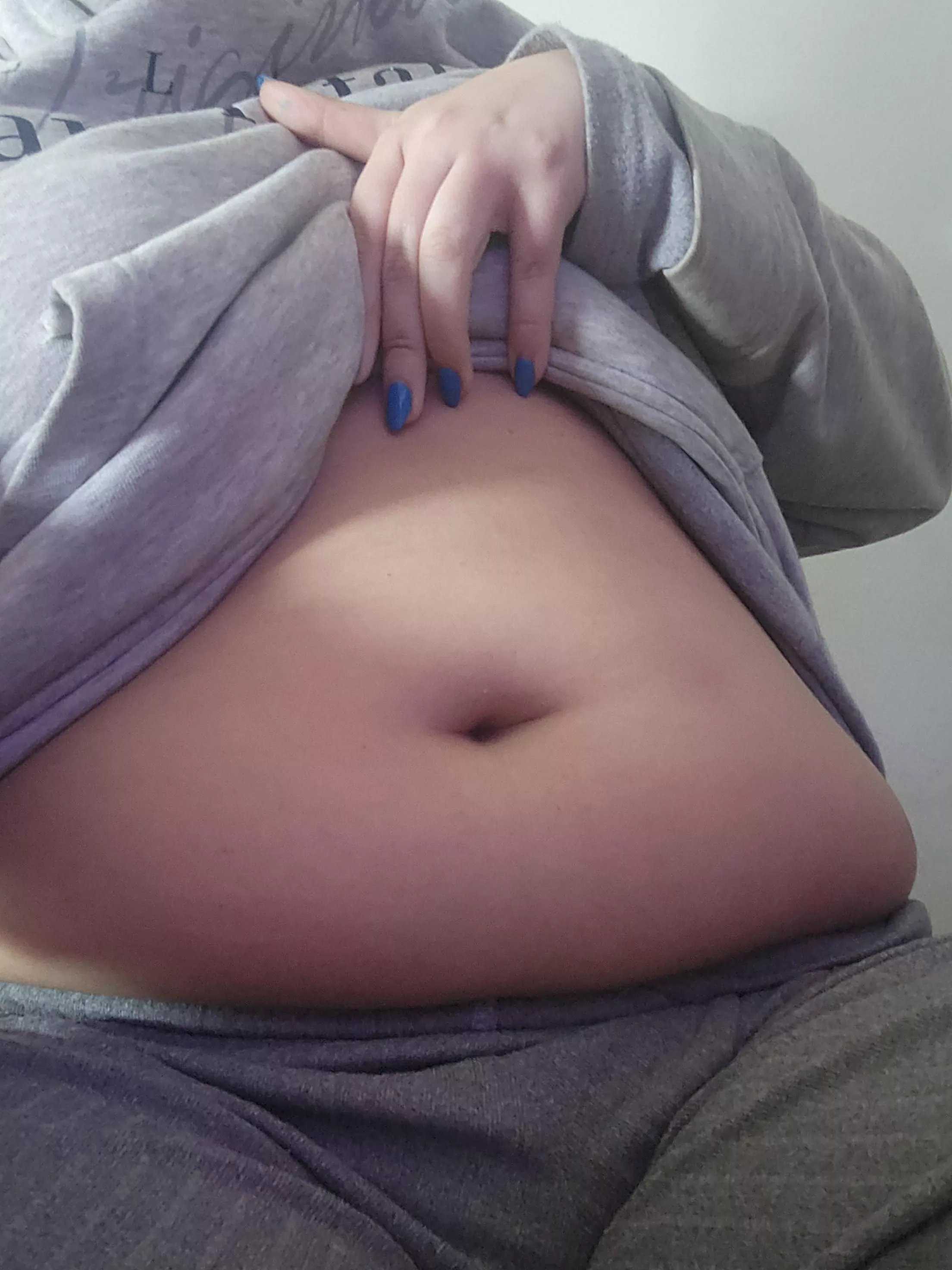 I want to poke my bellybutton  posted by abbysweet_