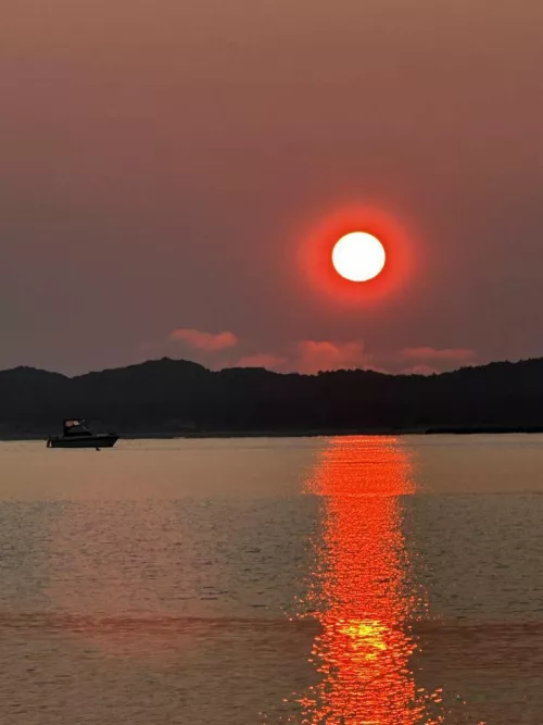 Red sun on low tide by dororodororodo