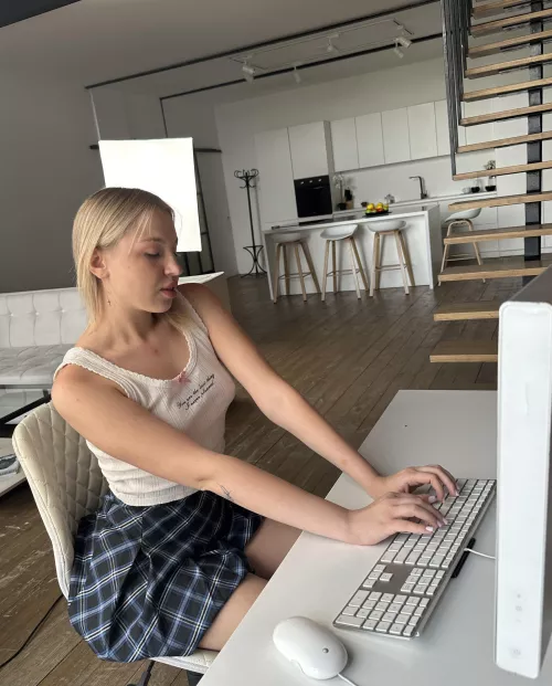 aesthetic gamer wants company by Secretjuliet