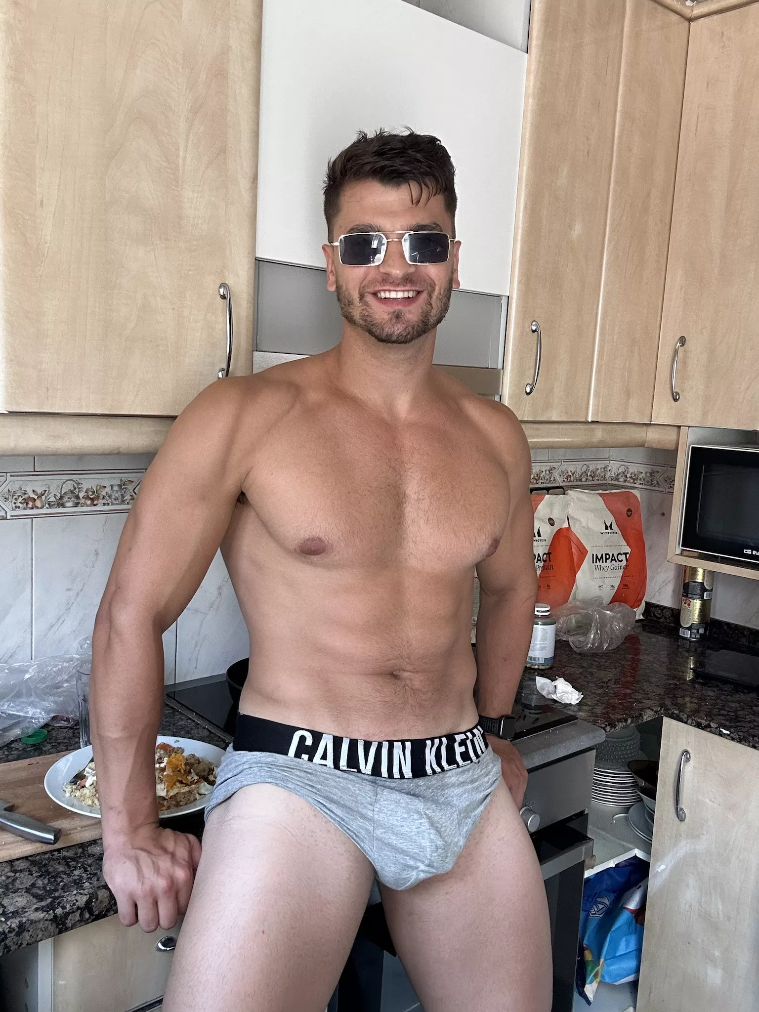 Come close and touch my forearm veins daddy posted by realisiwak