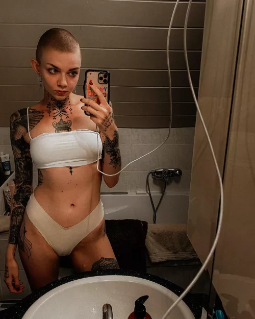 every thursday is buzzday  by juleamelie99