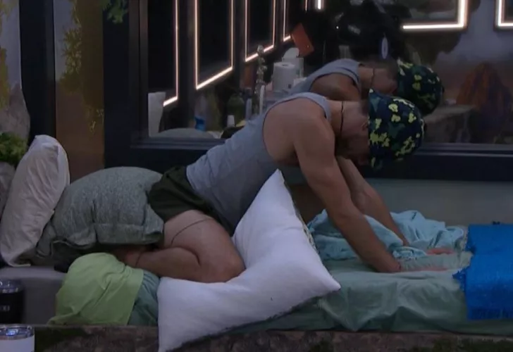 I’ve never been more jealous of a pillow (Tucker bb26) by harrystyleswchicken