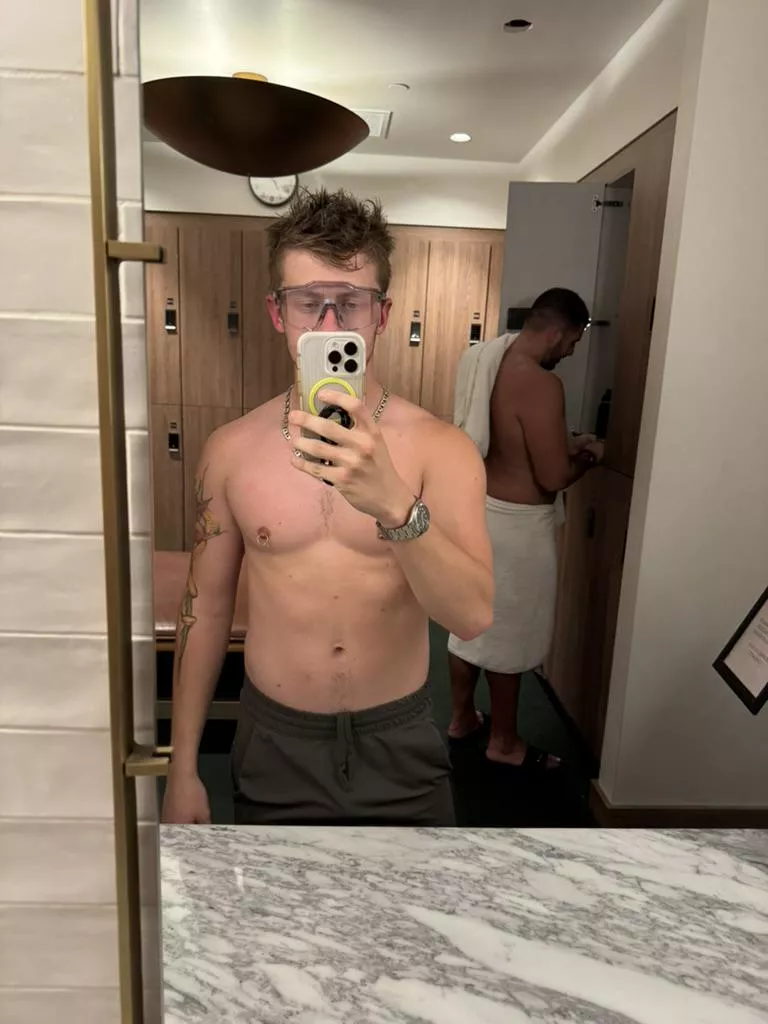 Post workout, post shower, feeling big posted by Allen__45684