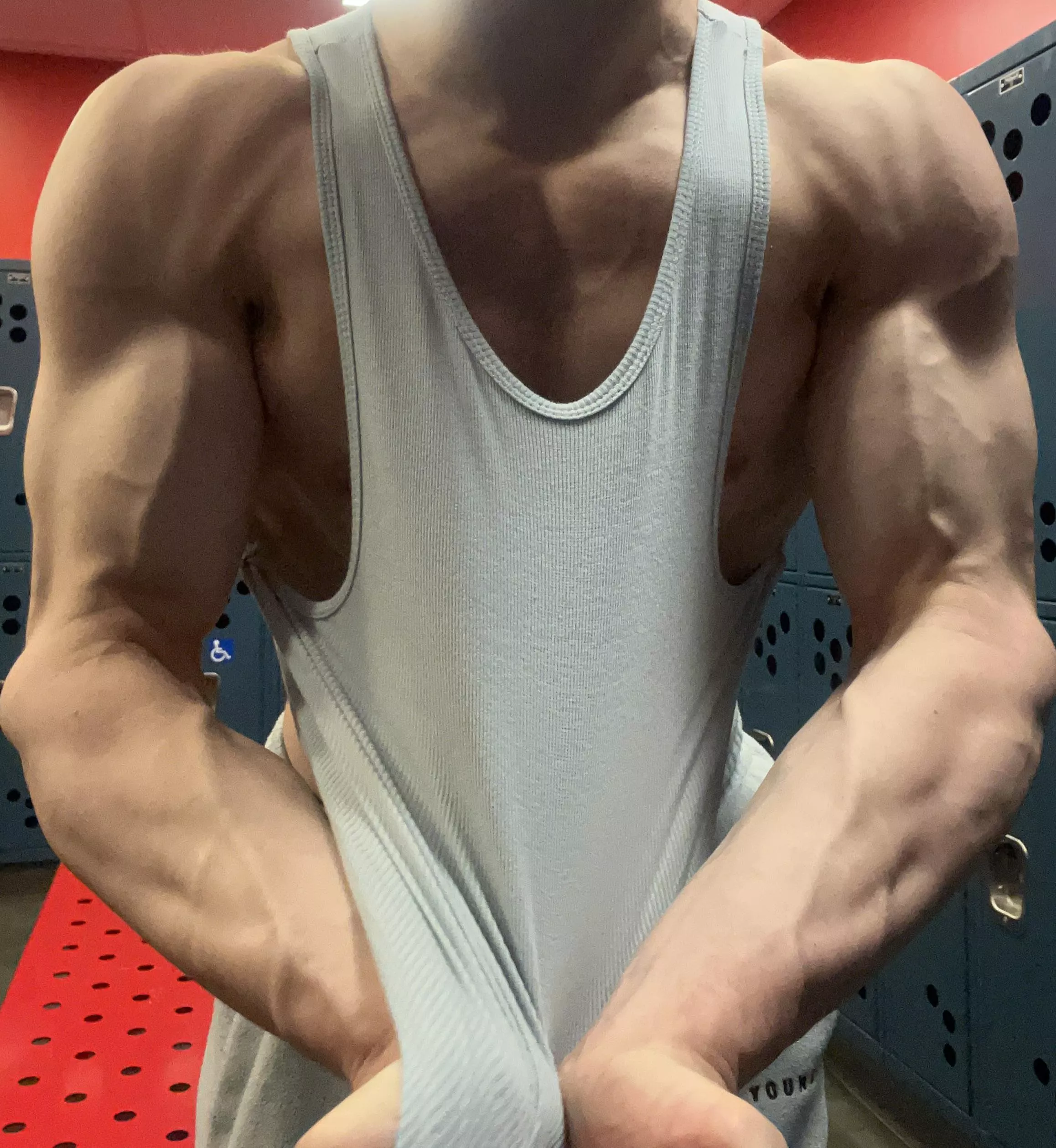 serve this college build 😳💦💰 posted by RobertDeitz