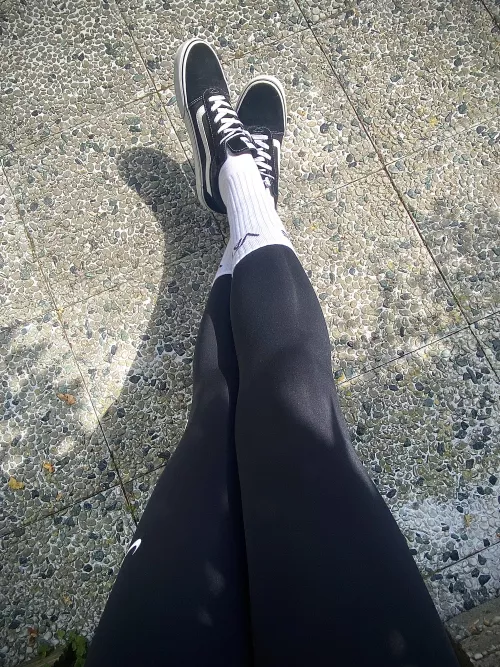 Stretching my legs 🥰 by somewhore_