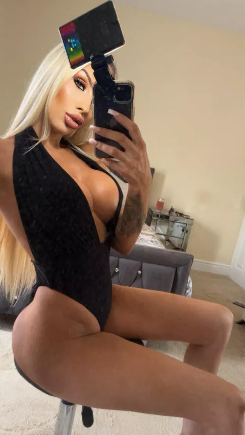 What you’re experiencing right now is lust at first sight. by Giadmkj