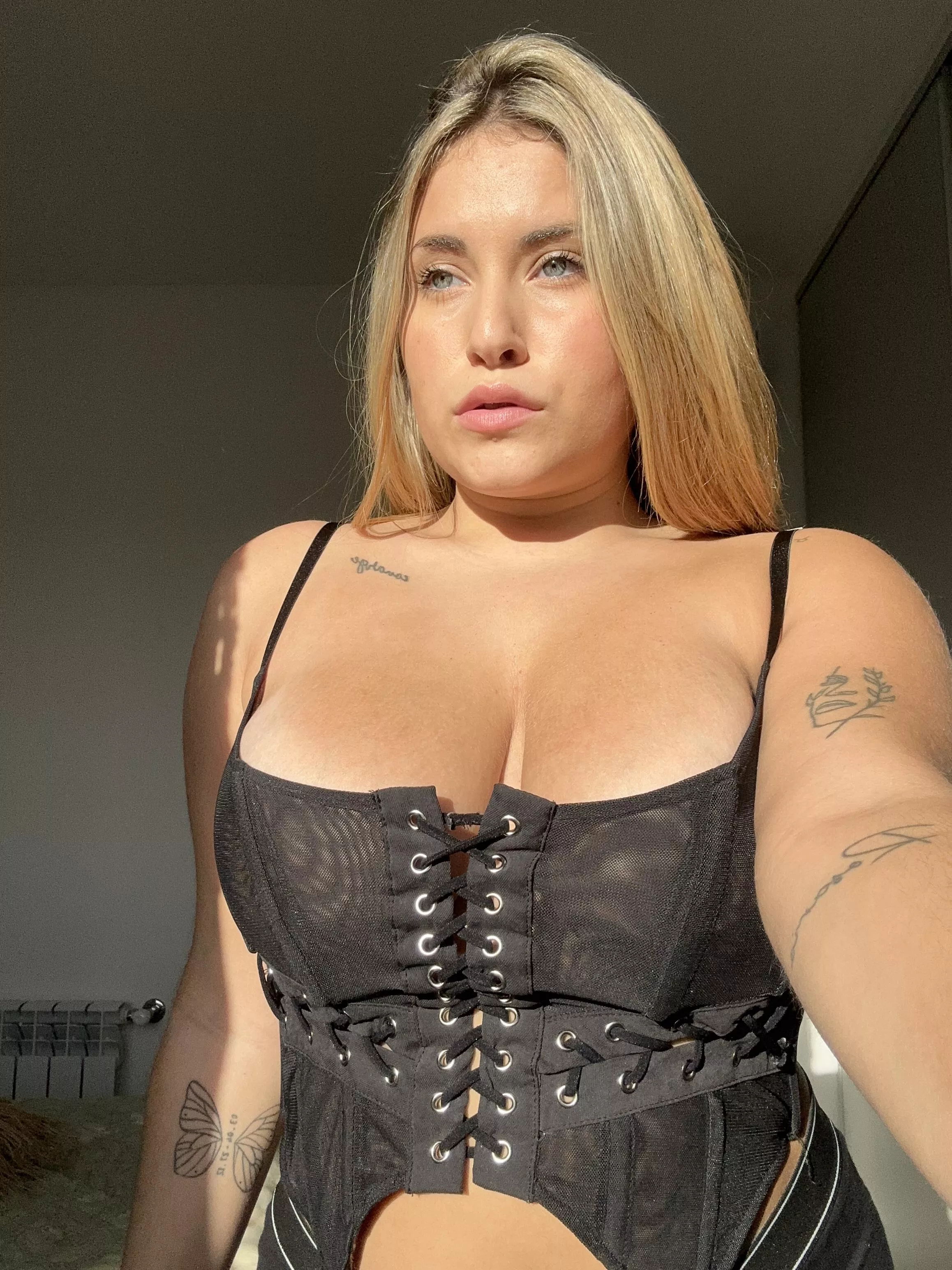 I really feel sexy on this outfit. posted by EmilyEmbraceMe