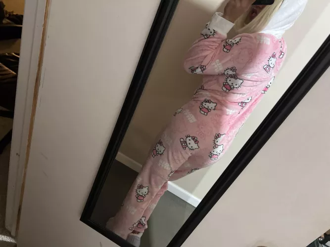 Anyone want to cuddle by North_Sentence9878