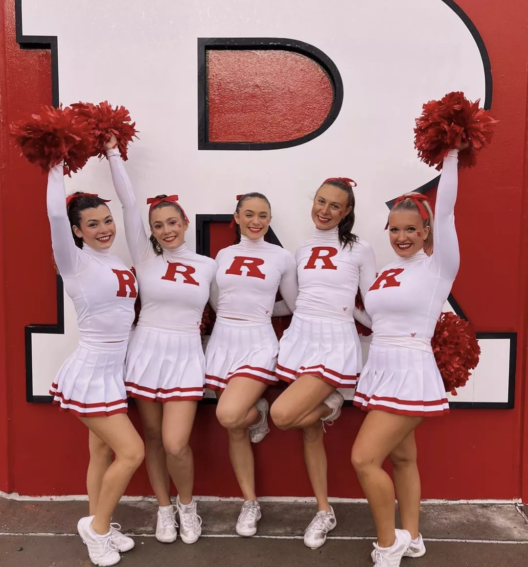 [5] Cheerleaders posted by tossawy135