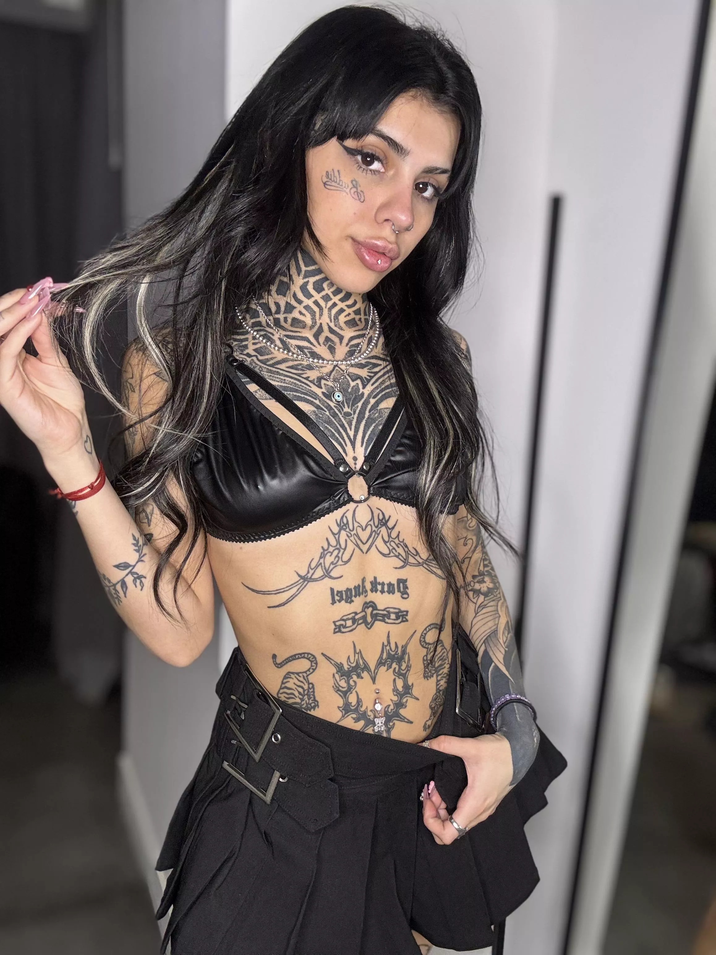 am i a trophy wife material for you posted by heavenly_skinny