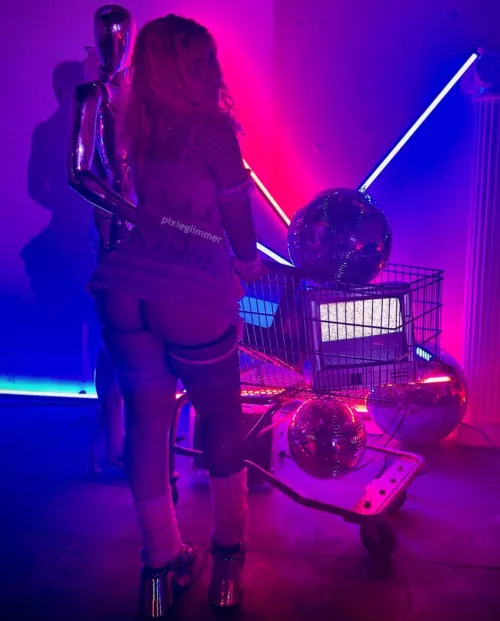 i love bass & showing off my booty 🖤 by pixieglimmer