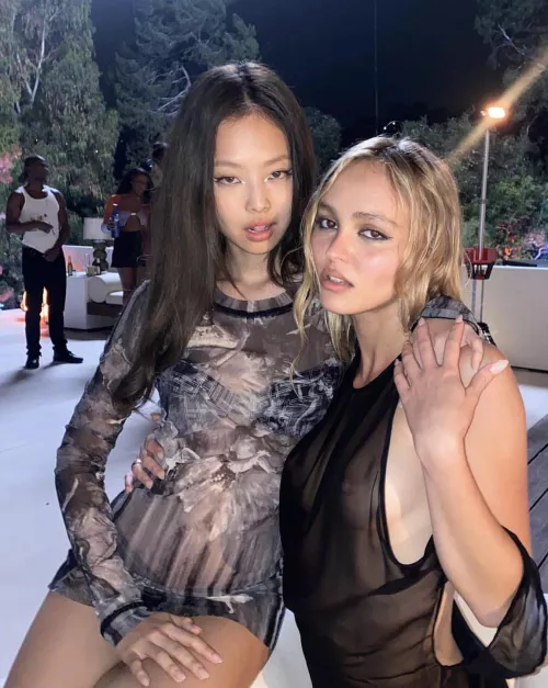 Left or right? [2] by juliaholx