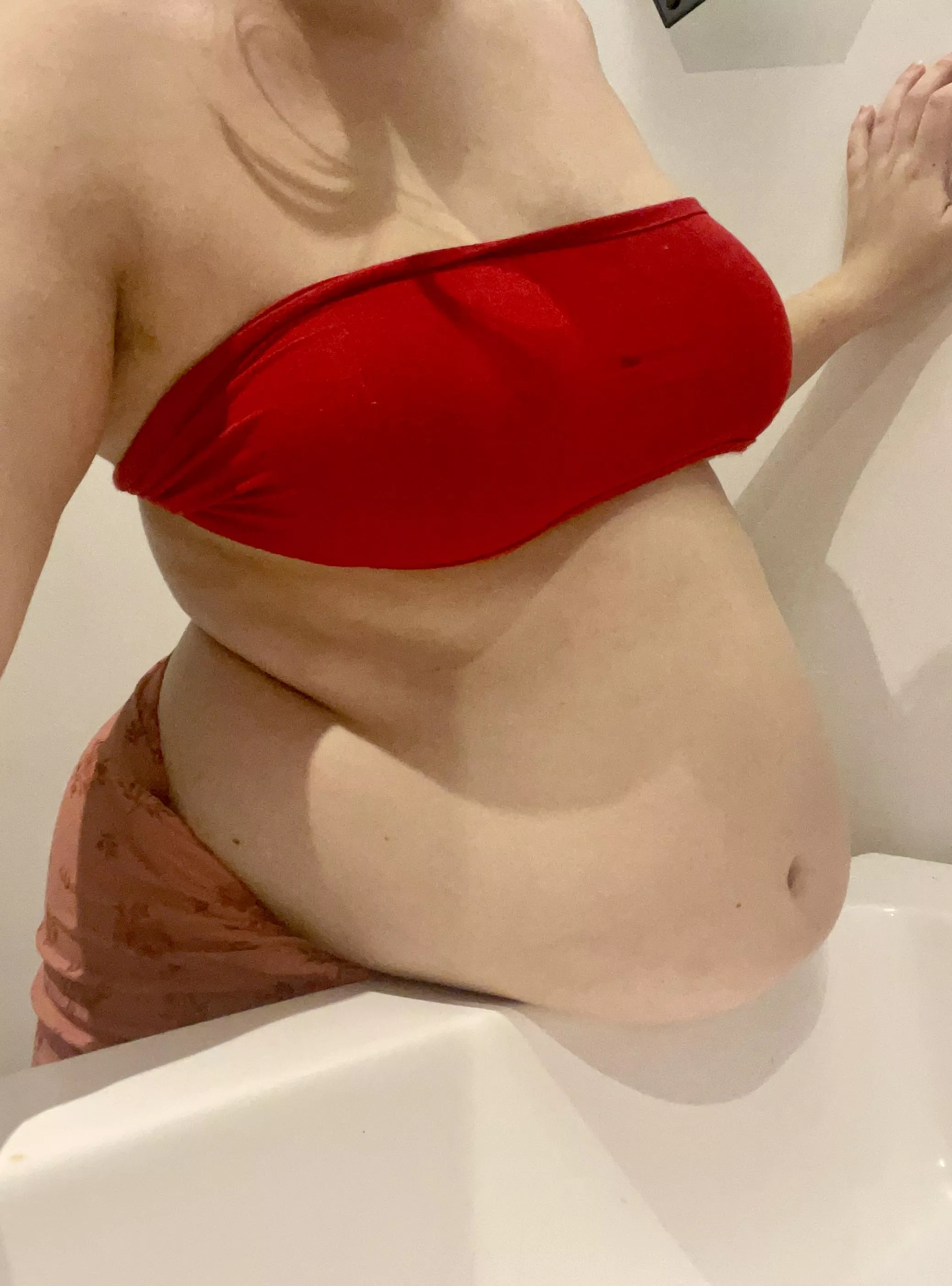 The hang though 🐽 posted by FatteningPrincess