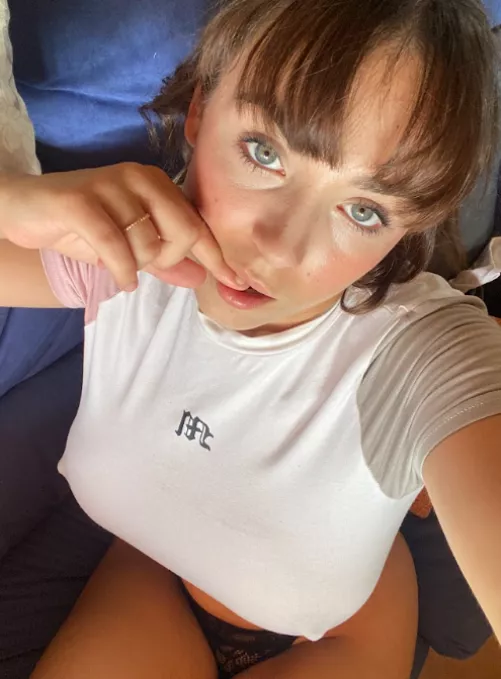 eyes or tits? by CutieRadiantChick