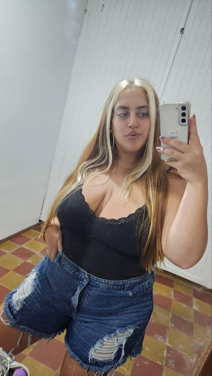 Voluptuous allure that leaves a trail 0f admiration posted by Altersophia_