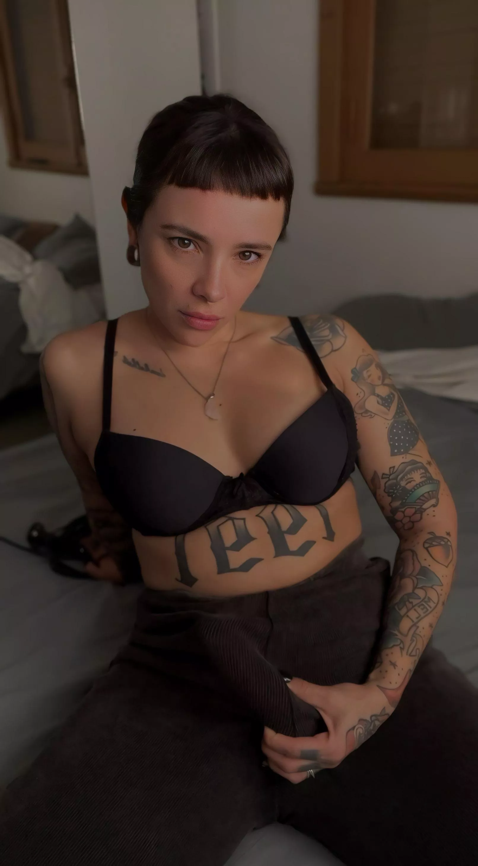 would really like to see what mommy’s is hiding under her pants beta?

 posted by Ann_Johnson1