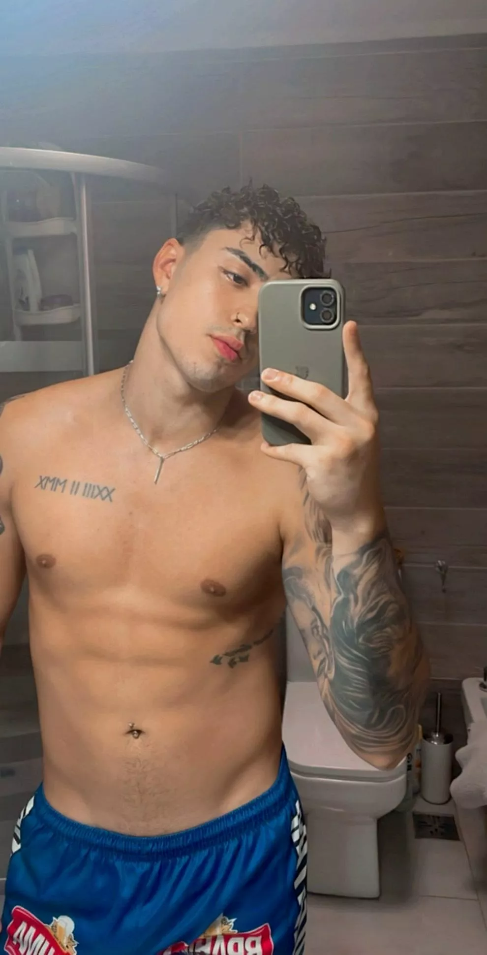 [23] can't keep your eyes off my bod, can you? posted by ZaynReedx