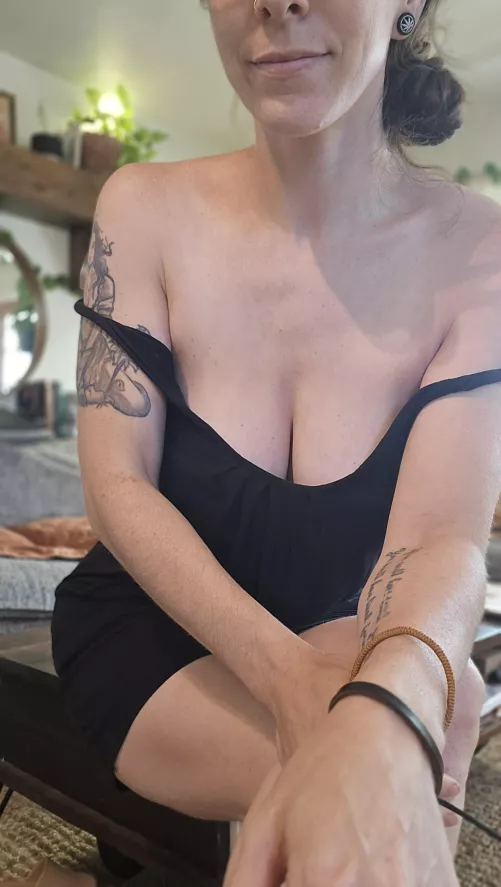 A little braless cleavage this afternoon by morningg-sun