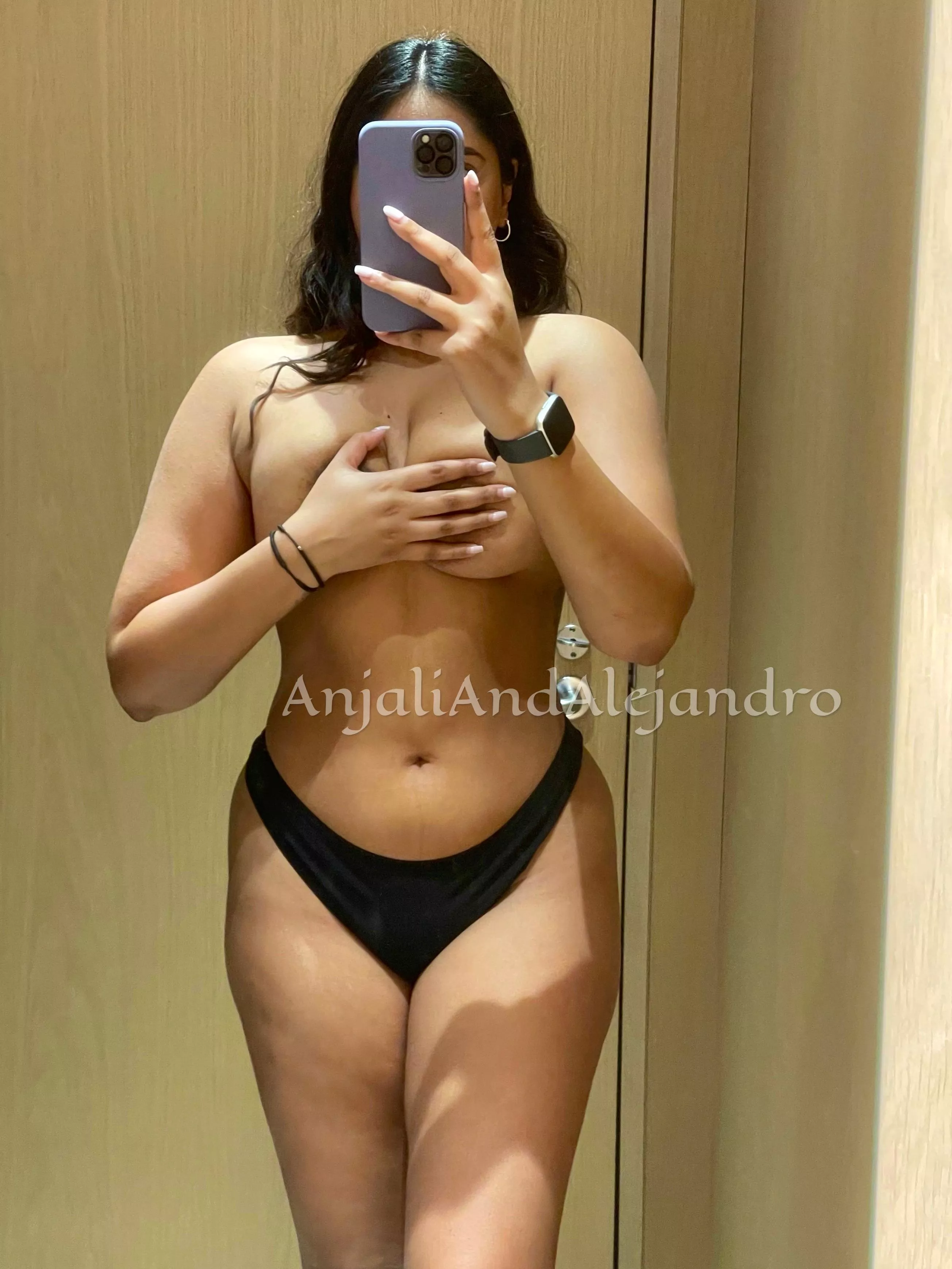 Changeroom selfies are always hot [F] posted by AnjaliAndAlejandro