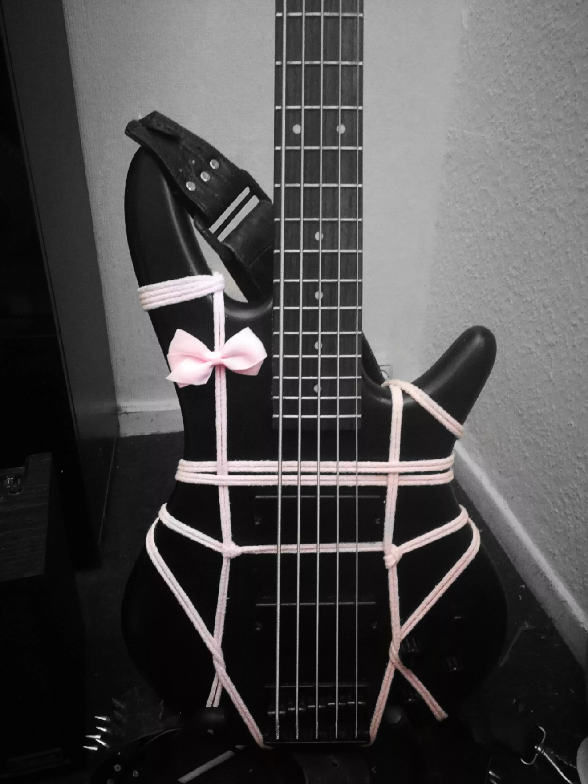 Shibari Design on my bass guitar posted by dydezboiii
