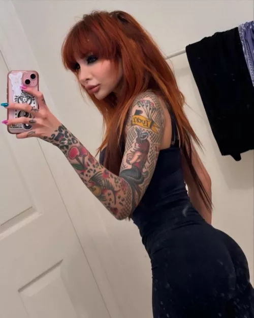 this doll loves showing off her fit body by bambiblak3